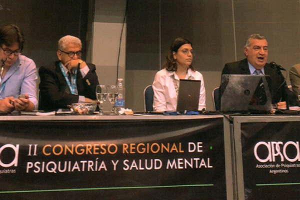 Pasantes universitarios de Medicina locales participaron en dos congresos