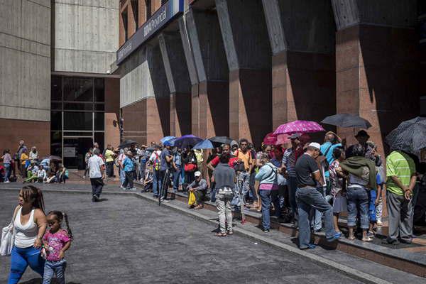 Jubilados venezolanos hacen largas colas para cobrar sus pensiones de 30 doacutelares