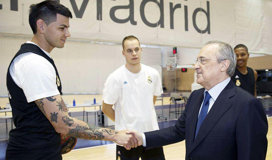El apretón de manos entre Gabriel Deck y Florentino Pérez foto- realmadridcom
