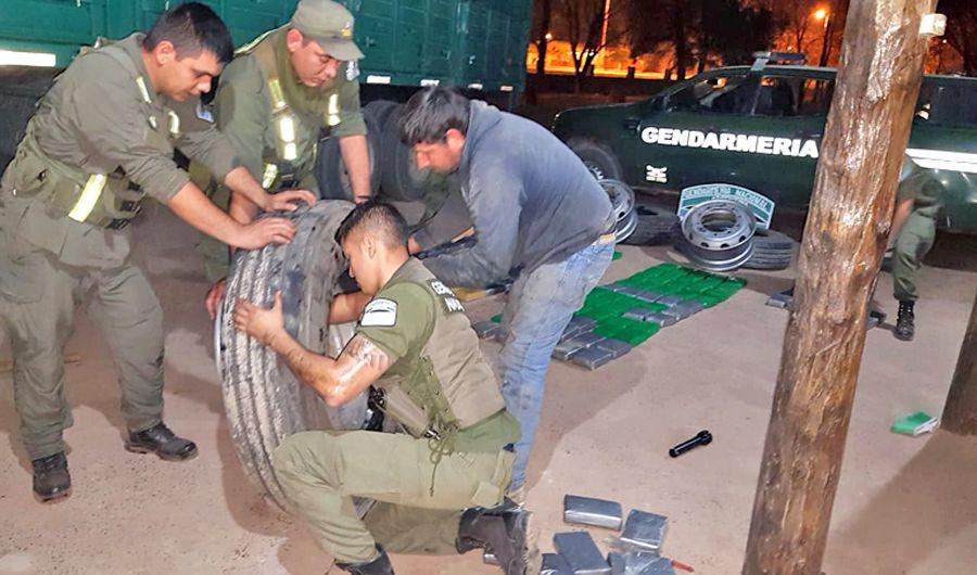 Secuestraron casi 250 kilos de cocaiacutena camuflada en 4 ruedas duales de un camioacuten saltentildeo