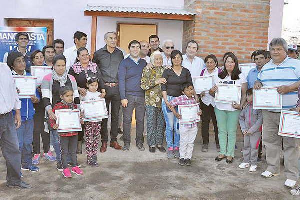 El Gobierno provincial entregoacute viviendas sociales en Manogasta