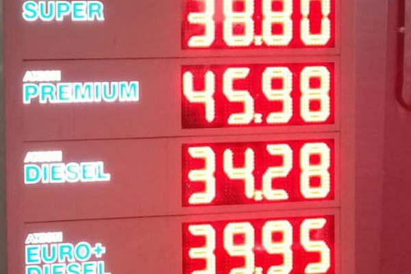 Subioacute por 11ordf vez en el antildeo el combustible y cuesta 200 maacutes llenar el tanque en YPF