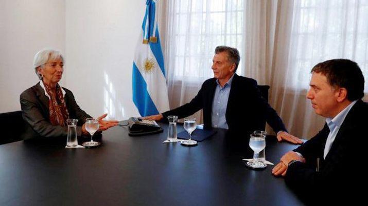 En la denuncia se los acusa de abuso de autoridad y violación del deber de funcionario pblico al no haber sometido al Congreso el millonario crédito