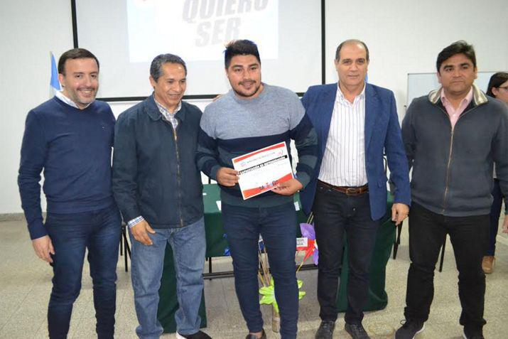 Los funcionarios del Ministerio de Producción hicieron entrega de los certificados