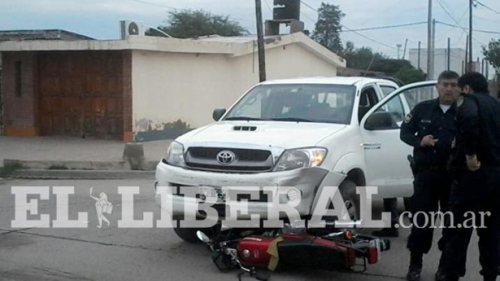 El conductor de la moto resultó con graves heridas a raíz del choque con una camioneta