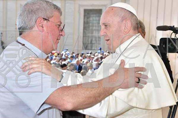 Monsentildeor Enrique Martiacutenez Ossola llevoacute  el abrazo santiaguentildeo  al papa Francisco 