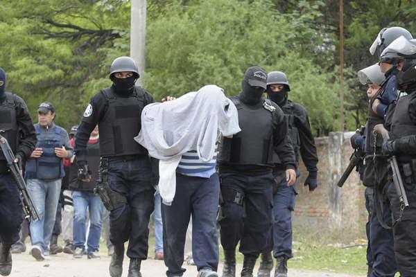 Dos hermanitas de 12 y 13 antildeos fueron violadas por el padrastro y dos tiacuteos