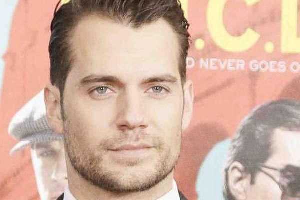 Henry Cavill seraacute un cazador de monstruos 