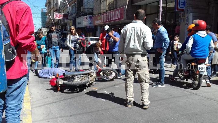 Un peatoacuten fue embestido por una moto en pleno centro