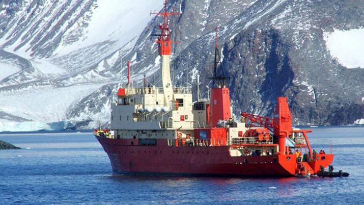 Naviacuteo argentino se acercoacute a Las Malvinas y un buque de guerra britaacutenico lo interceptoacute