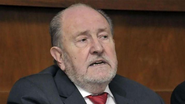 El gobernador de La Pampa se baja de la reeleccioacuten porque tiene caacutencer