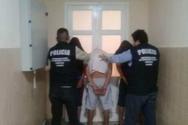 Hoy indagan a los hermanos Paz acusados del homicidio del joven albantildeil que comproacute drogas en La Isla
