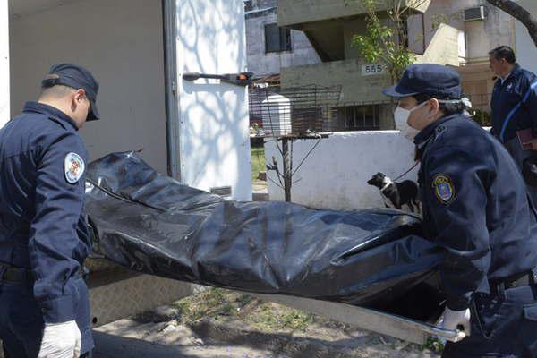 Finalmente el cuerpo fue trasladado a la morgue