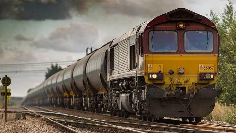 Impresionante choque entre un tren y un camioacuten