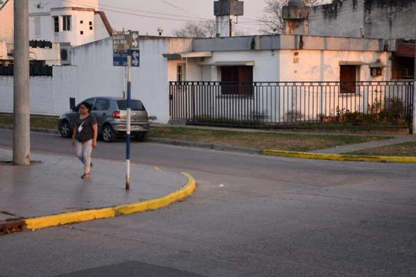 Un desconocido se subioacute a un auto cuando disminuyoacute la velocidad y apuntildealoacute a sus ocupantes
