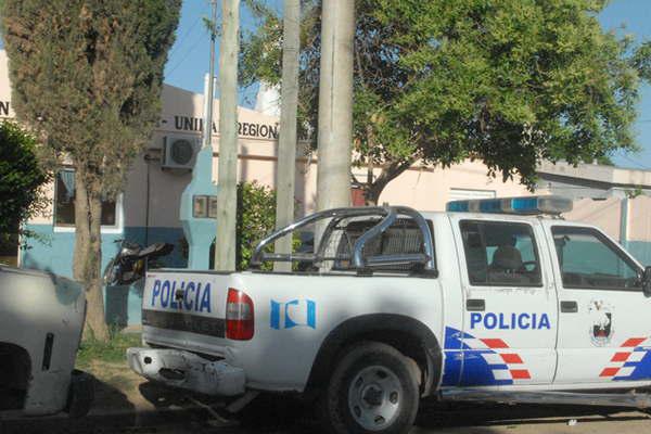 Rompen el vidrio de la ventanilla de un automoacutevil y hurtan cartera con 8000