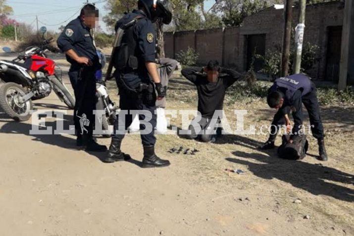 El personal policial de La Banda logró interceptar a cuatro sujetos que tenían drogas en su poder