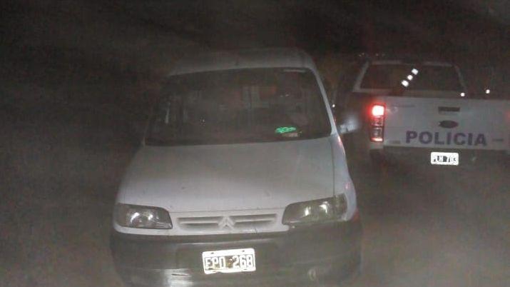 Cuatreros fueron descubiertos y escaparon dejando su camioneta