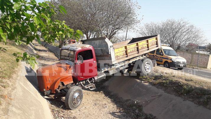 Se quedó sin frenos y terminó su alocada carrera dentro de un canal