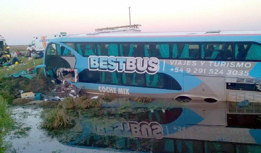 Tres muertos al caer un colectivo a un arroyo