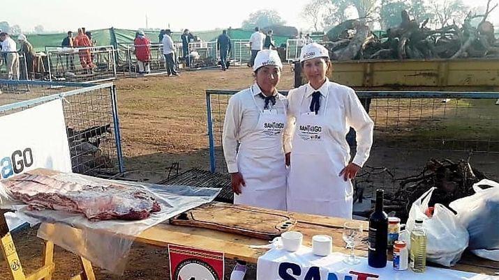 Dos mujeres de la feria Upianita en un certamen de asadoras en Coacuterdoba