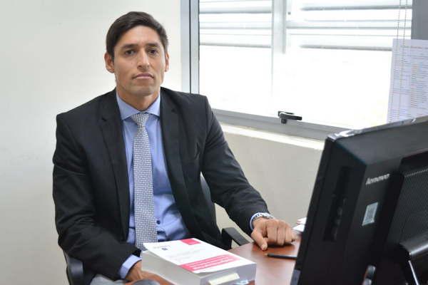 Un moacutevil de la policiacutea fue protagonista de un choque