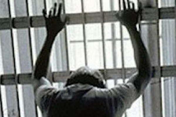 Amenazoacute de muerte a su propia madre con cuchillo y lo enrejaron