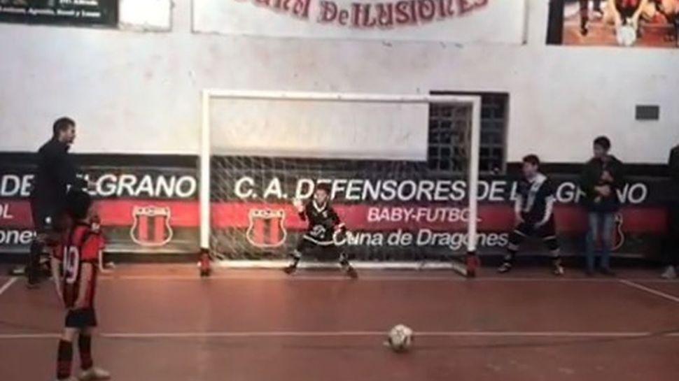 El insoacutelito estilo de un pequentildeo arquero para atajar un penal