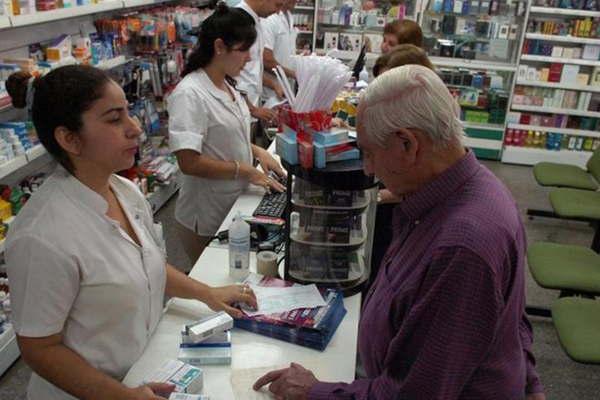 Farmacias definiraacuten esta semana  si interrumpen los servicios al Pami 