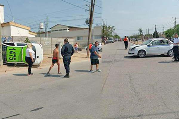 Un choque finalizoacute con el vuelco de un remiacutes