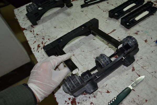 Dos bolivianas detenidas cuando transportaban cocaiacutena en sus valijas