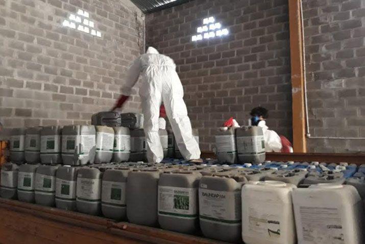 El personal de la Dirección General de Agricultura y Ganadería de Santiago del Estero al momento del decomiso