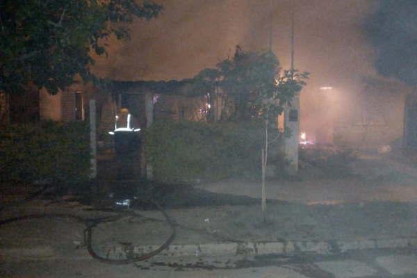 Incendio consumioacute dos casas y dejoacute con lo puesto a duentildeos