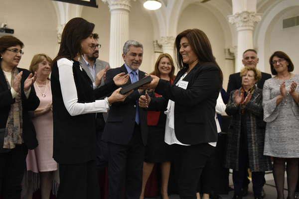 La Nacioacuten distinguioacute a Myriam Torres con el premio Maestro Ilustre 2018 