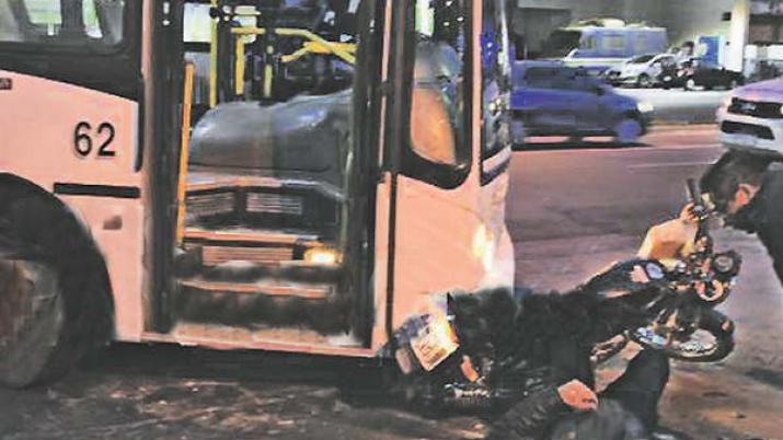 Padre e hijo fueron embestidos por una moto cuando bajaron del colectivo