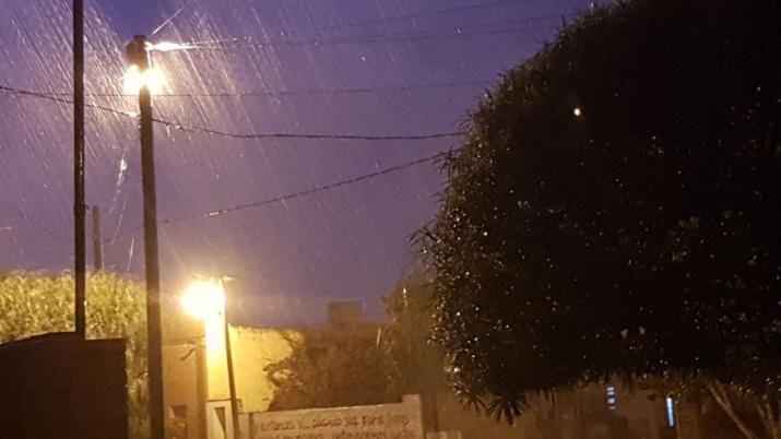 Con truenos y relmpagos se hace presente la lluvia en Las Termas