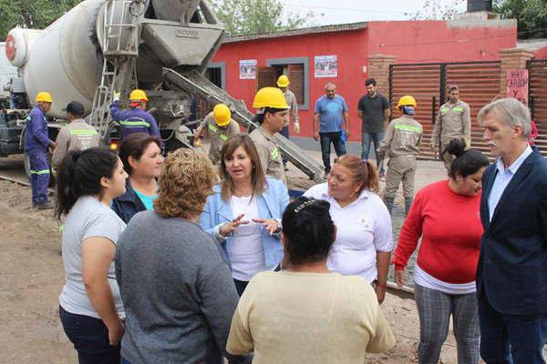 La intendente Norma Fuentes supervisoacute  obras en el 8 de Abril