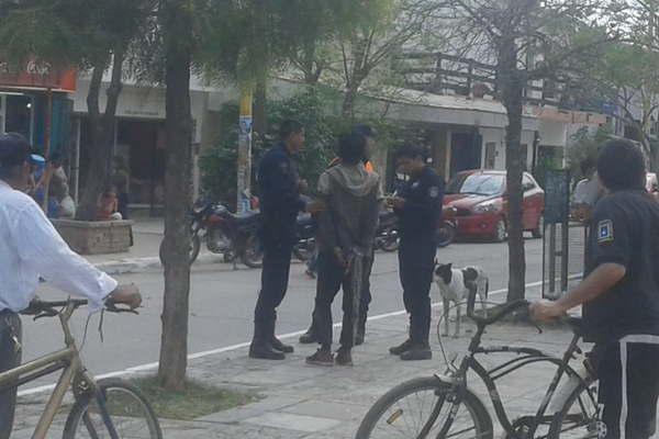 Delincuentes intentaron robar en una camioneta y los sorprendioacute su duentildeo