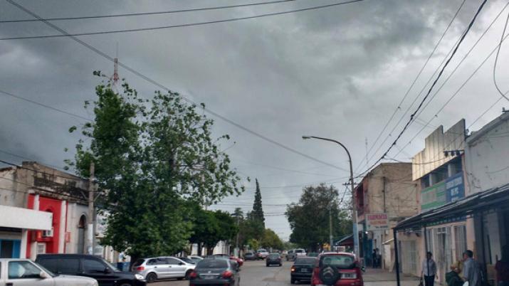 La lluvia llegoacute en la mantildeana y anticipan chaparrones intermitentes