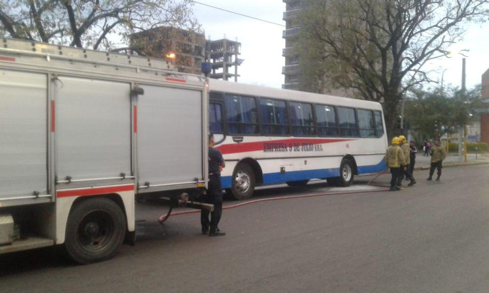 Temor en pasajeros por el incendio de un colectivo