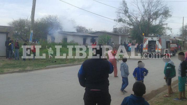 El siniestro generó un amplio operativo de bomberos y policías de Añatuya