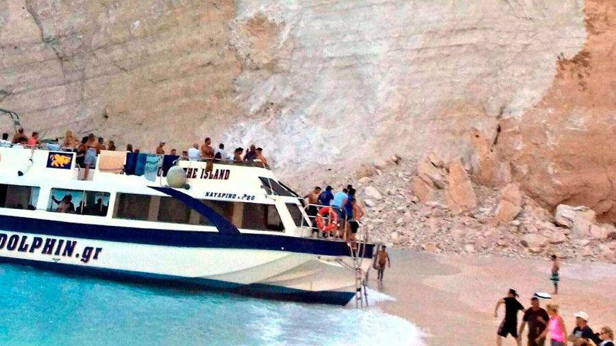 Una enorme roca cae sobre turistas en una popular playa griega