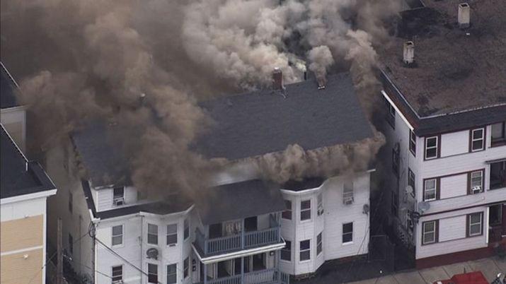 Massachusetts- un complejo de edificios envuelto en llamas