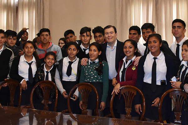 Alumnos de Agrupamientos de Villa Unioacuten y Mailiacuten visitaron al Dr Gerardo Zamora