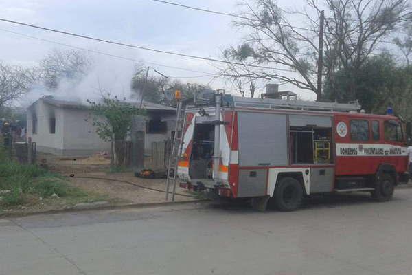 Voraz incendio consumioacute casi por completo un hogar