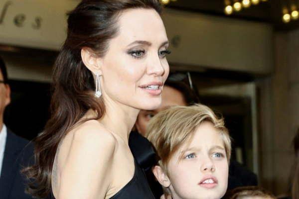 Jolie no tiene paz- su hija Shiloh se escapoacute de su casa 