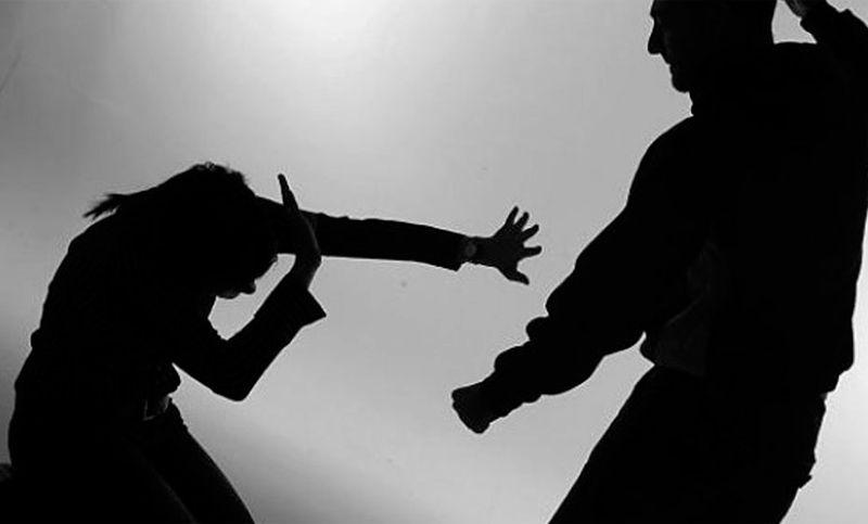 Policiacutea fue detenido por agredir violentamente a su pareja