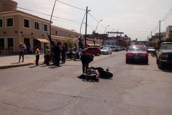 Choque de motos dejoacute como saldo un hombre lesionado 