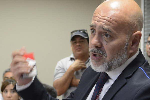 Tiene 18 antildeos y vende armas para ganarse la vida