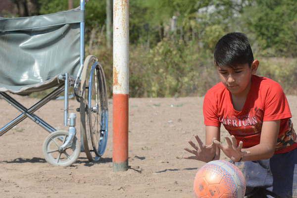 El amigo de todos Oscarcito el nintildeo con paraplejia e hidrocefalia que suentildea con el fuacutetbol